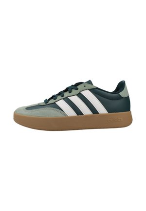 Adidas Low-Top-Sneaker mit dunkelgrünem und hellgrauem Obermaterial, weißen drei Streifen, gumfarbener Gummisohle und schwarzen Schnürsenkeln.