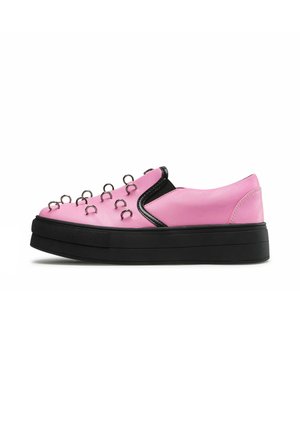 Niska platforma wsuwane buty z różowej skóry z czarną lamówką i wieloma srebrnymi metalowymi pierścieniami po bokach.