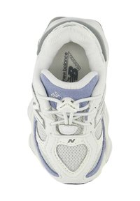 Scarpe sportive bianche e grigie con una tomaia in rete, accenti viola, logo N prominente, lacci elasticati e colletto imbottito per il comfort.