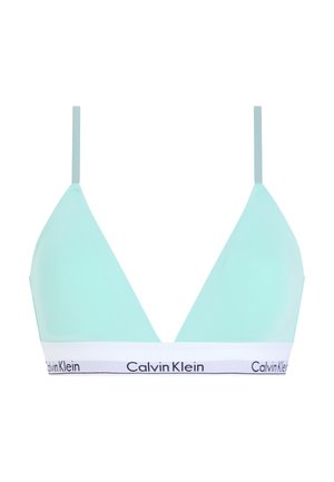 Licht mintgroene driehoekige bralette met dunne bandjes en een witte band met het "Calvin Klein" logo in zwart. Vloeiende stoftextuur.