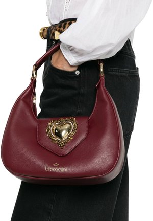 Borsa a mano bordeaux con finitura in pelle liscia, dettaglio hardware a forma di cuore dorato e tracolla corta. Arricchita da un logo.