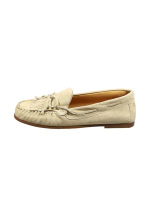 Mocassino beige in suede con dettaglio di frange, fiocco sulla parte superiore e suola marrone piatta, mostrato di lato su sfondo bianco.