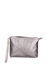 Borsa a pochette argentata metallica con finitura testurizzata, chiusura con zip e tracolla removibile caratterizzata da un design a incroci e dettagli in oro.