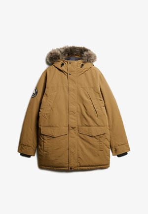 Brązowa parka z kapturem wyłożonym futrem, wieloma przednimi kieszeniami oraz naszywką z logo na lewym rękawie. Wykonana z fakturowanej tkaniny.