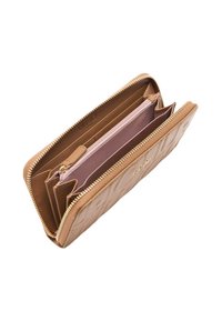 Portafoglio in pelle color cuoio con design trapuntato, chiusura lampo e molteplici scomparti, inclusa una sezione interna rosa chiaro per carte.