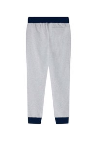 Grijze trainingsbroek met een marineblauwe elastische tailleband en boorden, met een eenvoudig ontwerp en een achterzak. Gemaakt van zachte stof.