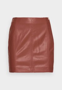 Brun läder minikjol med vertikala sömmar, en slät yta och en figurnära silhuett. Ingen synlig hårdvara eller mönster.