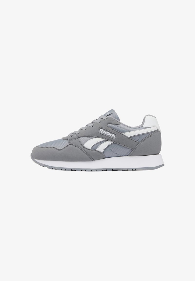 Baskets Reebok gris et blanc avec laçage à l'avant, semelle rembourrée et logo sur le côté, vues de l'extérieur.