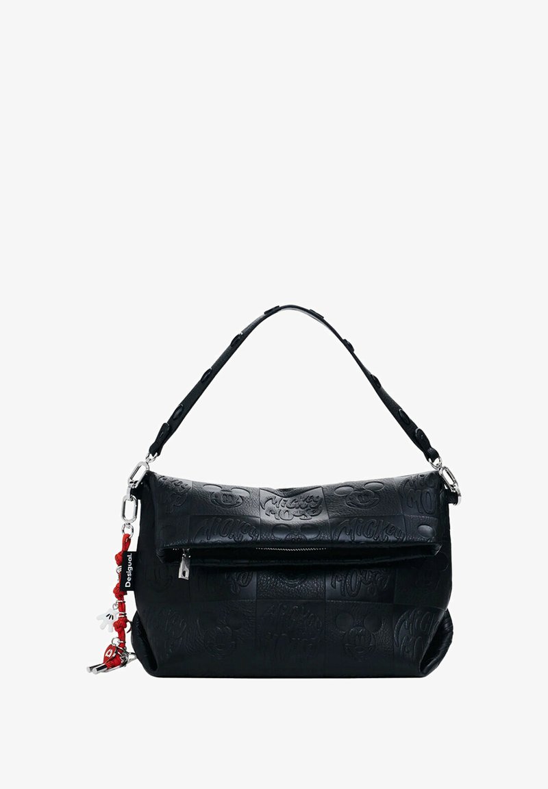 Bolso de mano negro con diseño en relieve de Mickey Mouse, que cuenta con una sola correa para el hombro, bolsillo con cremallera y detalle de charm rojo. Textura suave.