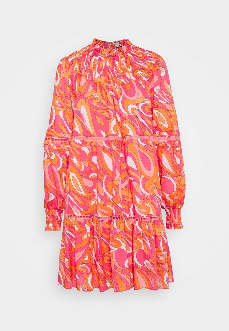 Robe aux motifs tourbillonnants vibrants orange et rose, avec un col froncé, des manches longues et un ourlet en couches. Fabriquée en tissu léger.