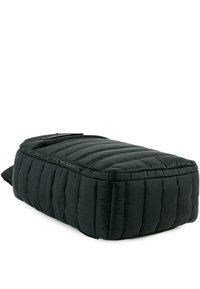 Funda acolchada rectangular negra con cremallera en la parte superior, diseñada para llevar pequeños objetos o accesorios.