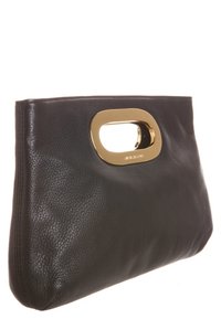 Pochette en cuir noir avec une anse ovale dorée, surface texturée et un logo embossé discret dans le coin inférieur droit.