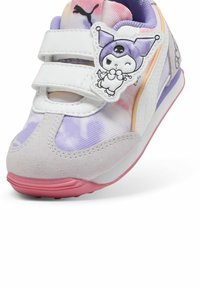 Puma skriešanas apavi purpura un pastelīgas krāsās ar zamša purngalu, Velcro jostām un karikatūras tēlu sānos. Rozā gumijas zole.