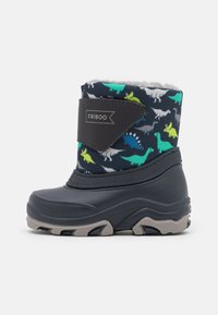 Botas impermeables para niños con un upper de tela azul oscuro que presenta coloridos patrones de dinosaurios, correa de velcro negra y suela de goma gris.