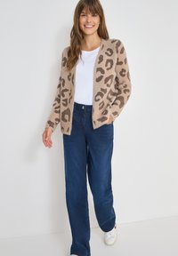 Beige leopardmönstrad cardigan i mjukt material, med öppen front och långa ärmar, kombinerad med mörkblå raka jeans.