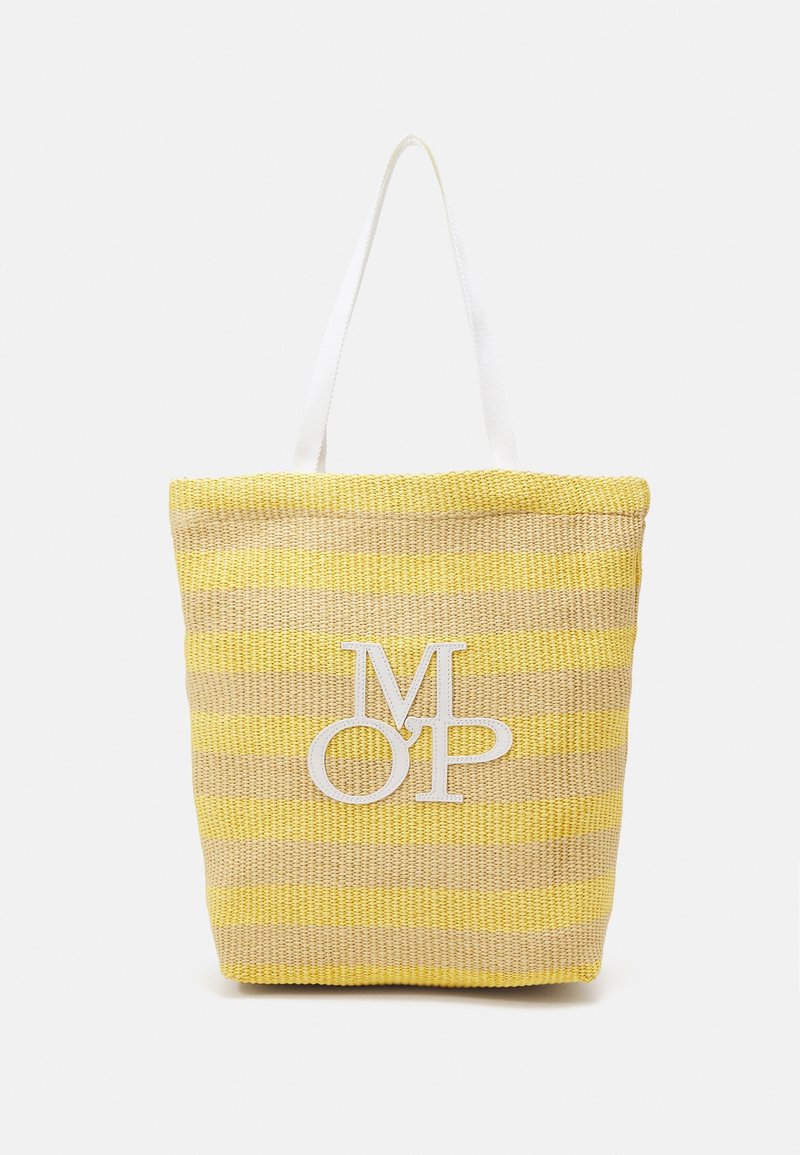 Sac cabas tissé jaune et beige à rayures avec poignées blanches et lettres blanches en relief "MOP" au centre devant.
