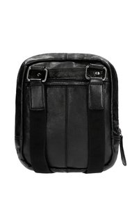 Zaino in pelle nera con due spalline regolabili, tasca con zip e una texture liscia. Presenta dettagli di cucitura e un design compatto.