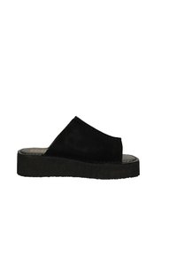 Sandalo in suede nero a scivolo con una suola piatta nera chunky e punta aperta. Presenta una texture liscia e dettagli cuciti lungo i bordi.