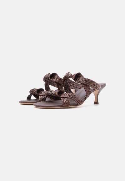 Καφέ πλεκτά δερμάτινα σανδάλια με λουριά που διασταυρώνονται και χαμηλό τακούνι kitten.