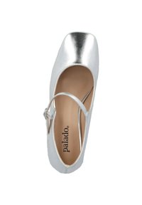 Silver metallisk Mary Jane-sko med rund tå, ett justerbart spänne och en slät yta. Inuti finns en beige inläggssula.