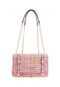 Wykonana z plecionki torebka w kolorze różowym i pomarańczowym, z teksturowanym wykończeniem, z srebrnymi łańcuszkami i różowymi skórzanymi akcentami, a także detalami z klamrami.