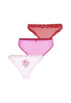 Set van drie damesonderbroeken: rood kant, roze mesh en wit met rozenborduursel. Hoog uitgesneden ontwerp met geschulpte randen en opvallende details.