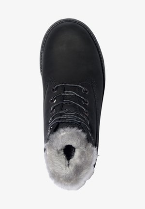 Czarna izolowana boot z zaokrąglonym noskiem, miękkim szarym futerkiem w środku, metalowymi oczkami i czarnymi sznurówkami. Teksturowana gumowa podeszwa zapewniająca przyczepność.