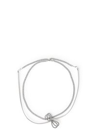 Collana d'argento con una doppia catena e un accento centrale a forma di fiocco texturizzato. Finitura liscia e lucida in tutto l'oggetto.