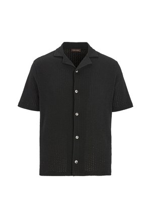 Chemise noire à manches courtes avec un motif texturé et un col, dotée de boutons argentés le long du devant pour la fermeture.