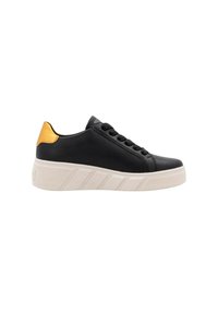 Baskets noires avec une tige texturée, semelle en caoutchouc blanche et un accent jaune sur le talon. Présente un design classique à lacets.