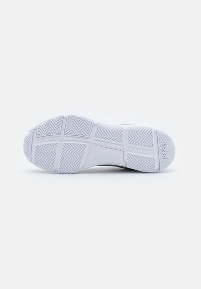 Talpa de sneaker alb pentru sport, cu un model texturat în herringbone, având accente ridicate și un logo la călcâi. Design minimalist.