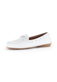 Mocassins en cuir blanc avec un bout arrondi, des coutures visibles et des œillets dorés. Dotés d'une semelle en caoutchouc flexible.