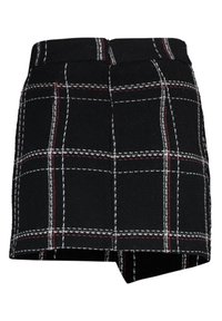 Mini-jupe à carreaux noirs avec surpiqûres contrastantes blanches et rouges. Elle présente une taille ajustée et un ourlet asymétrique pour un look moderne.