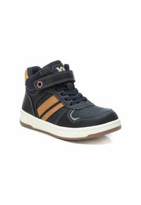 Basket haute en cuir bleu marine et tan avec des accents blancs, dotée d'une sangle en velcro, d'un col rembourré et d'un bout perforé pour la respirabilité.