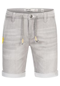 Shorts en denim gris clair avec ourlets retroussés, taille à cordon de serrage en zigzag noir et blanc, et détail d'étiquette jaune près de la poche.