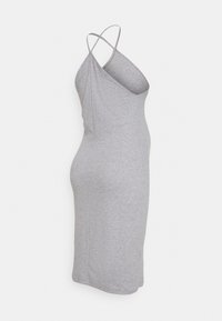 Vestido cinza sem mangas em um tecido suave e elástico, com um design de alças cruzadas e silhueta ajustada. Textura suave e detalhes mínimos.