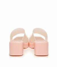 Roze platform sandalen met transparante banden, voorzien van een chunky hak en een gladde afwerking. De achterkant toont een open teen en een afgerond ontwerp.