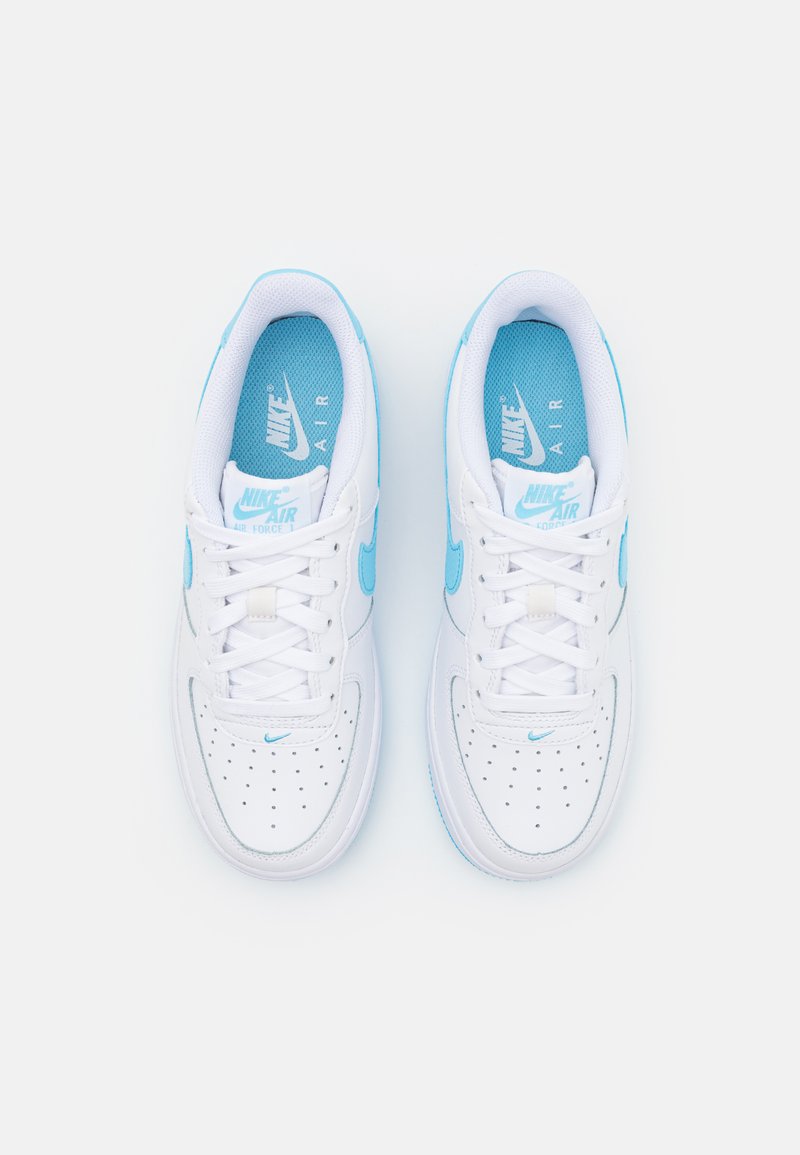 Sneakers bianchi Nike Air Force 1 con accenti blu. Le caratteristiche includono perforazioni sulla parte anteriore e un marchio ben visibile sulla linguetta e sulla soletta.
