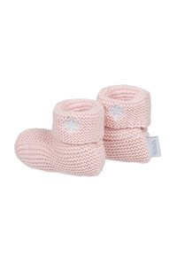 Dziane buciki dla niemowląt w miękkim różowym włóczce, z zagiętym mankietem i białymi dekoracyjnymi gwiazdkami. Teksturowana powierzchnia o przytulnym wyglądzie.