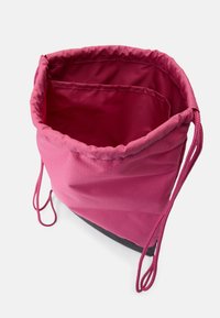 Saco rosa com cordão de puxar e parte superior franzida, feito de tecido texturizado; apresenta um fundo preto em contraste e dois cordões de tecido para fecho.