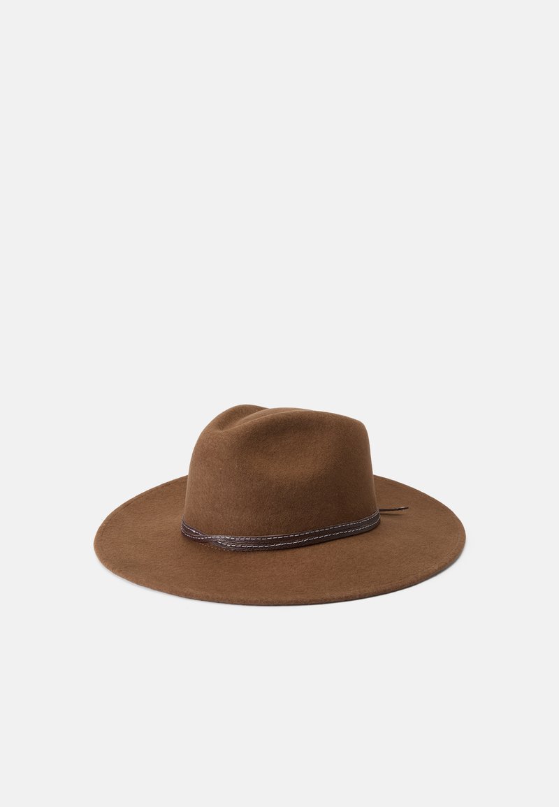 Chapeau en feutre marron avec un large bord, doté d'un bandeau décoratif avec des coutures contrastantes. Design texturé et structuré pour plus de durabilité.