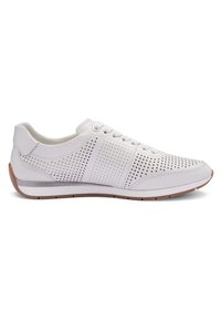 Biały niski sneaker z perforowanym cholewką ze skóry, zawiązywany na sznurówki, z brązową gumową podeszwą, pokazany z profilu na białym tle.