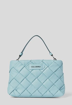 Bolso acolchado azul claro con asa corta, con la etiqueta "KARL LAGERFELD" en letras plateadas en el centro delantero.