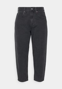 Pantalones de mezclilla negra con una cintura alta, diseño de pierna recta, estilo tradicional de cinco bolsillos y un acabado ligeramente desgastado.