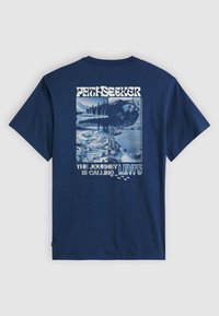 Μπλε σκούρο βαμβακερό μπλουζάκι με σχέδιο γραφικού τοπίου και κείμενο «PATHSEEKER» και «THE JOURNEY IS CALLING» σε λευκό. Κοντά μανίκια.