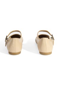 Beige Leder Schuhe mit rundem Zehenbereich, Knöchelriemen und kleinem Absatz. Glatte Textur und minimalistisches Design.