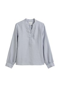 Blouse à manches longues bleu clair avec une texture douce, style pull, col mandarin et ouverture à demi-boutonnage. Design simple, sans motifs.