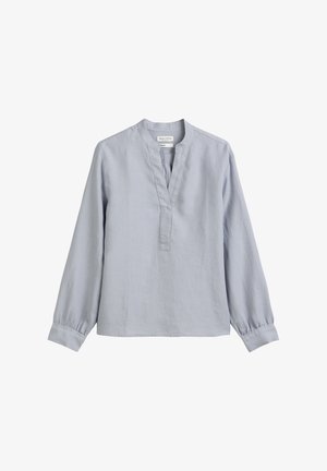 Hellblause Bluse mit langen Ärmeln, weichem Material, Pullover-Stil, Stehkragen und halber Knopfleiste. Einfaches Design, keine Muster.