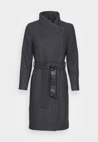 Harmaasta villasekoitteesta valmistettu takki kietaisumallisella designilla, jossa on korkea kaulus, pitkät hihat ja nahkavyö vyötäröllä.