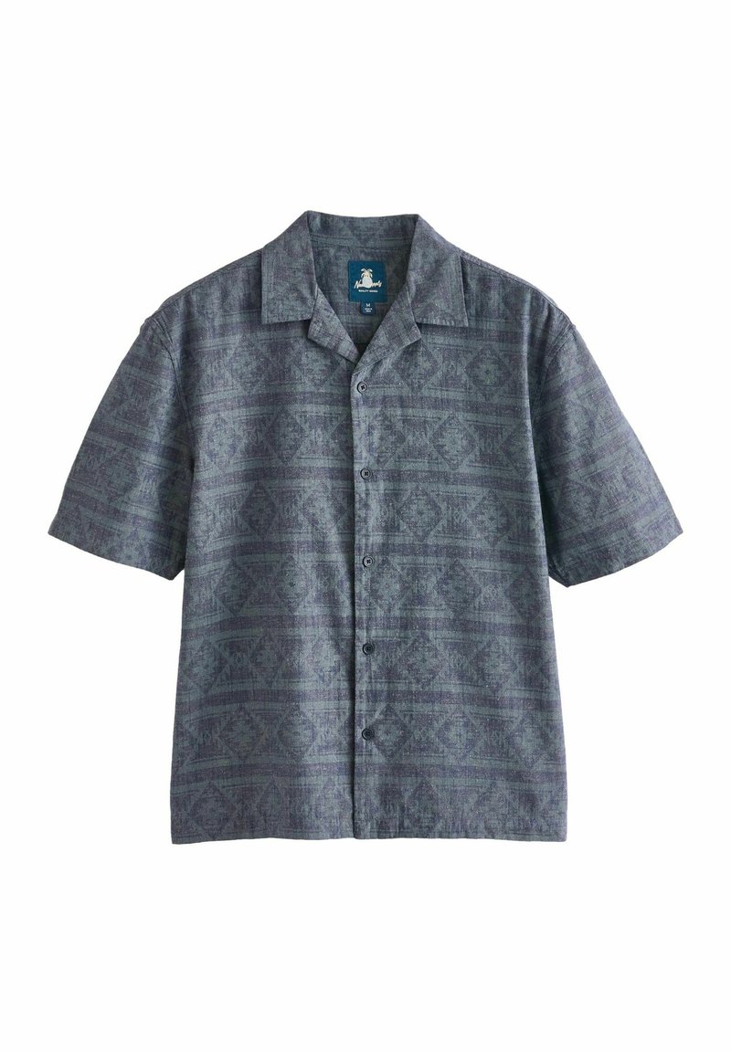 Kurzärmliges, knöpfbares Hemd mit einem dunkelgrauen geometrischen Muster und einem Camp-Kragen, flach auf einem weißen Hintergrund ausgelegt.